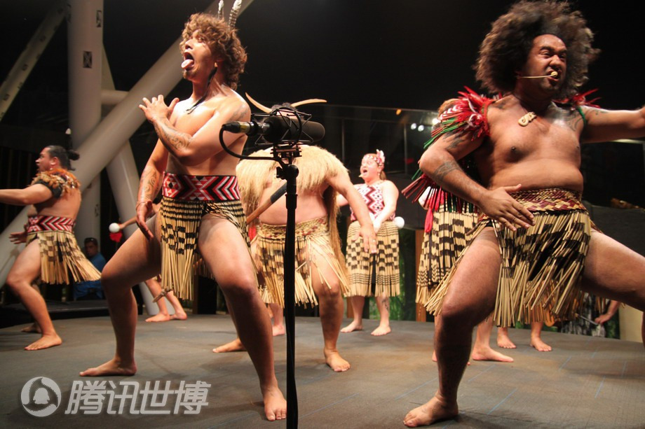 Боевой танец маори за Павильном Новой Зеландии в Парке павильонов ЭКСПО Боевой танец маори за Павильном Новой Зеландии в Парке павильонов ЭКСПО