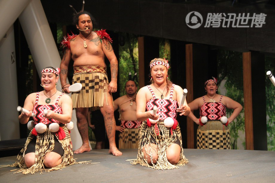 Боевой танец маори за Павильном Новой Зеландии в Парке павильонов ЭКСПО Боевой танец маори за Павильном Новой Зеландии в Парке павильонов ЭКСПО