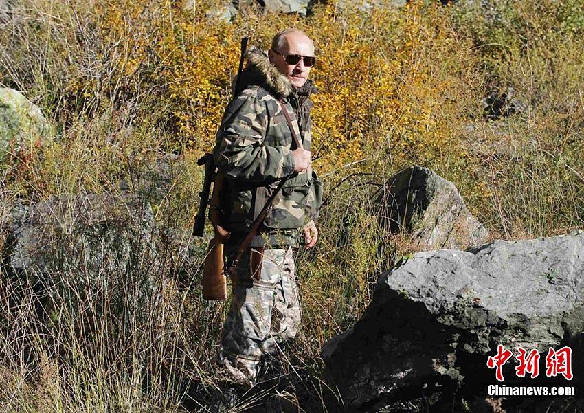В. Путин в камуфляже с дробовиком изучает условия обитания снежного барса
