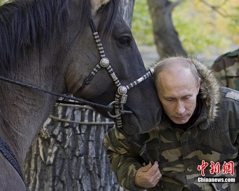 В. Путин в камуфляже с дробовиком изучает условия обитания снежного барса