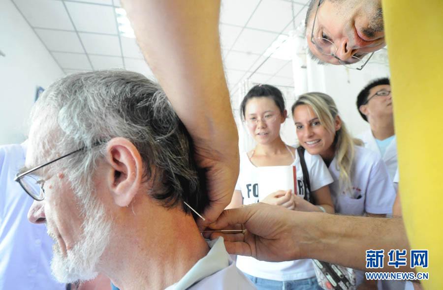 Иглоукалывание китайской медицины распространяется по миру